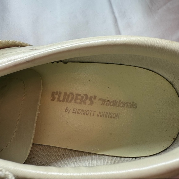 Classic Women's Bowling Shoes with Pink Accent - Picture 8 of 8